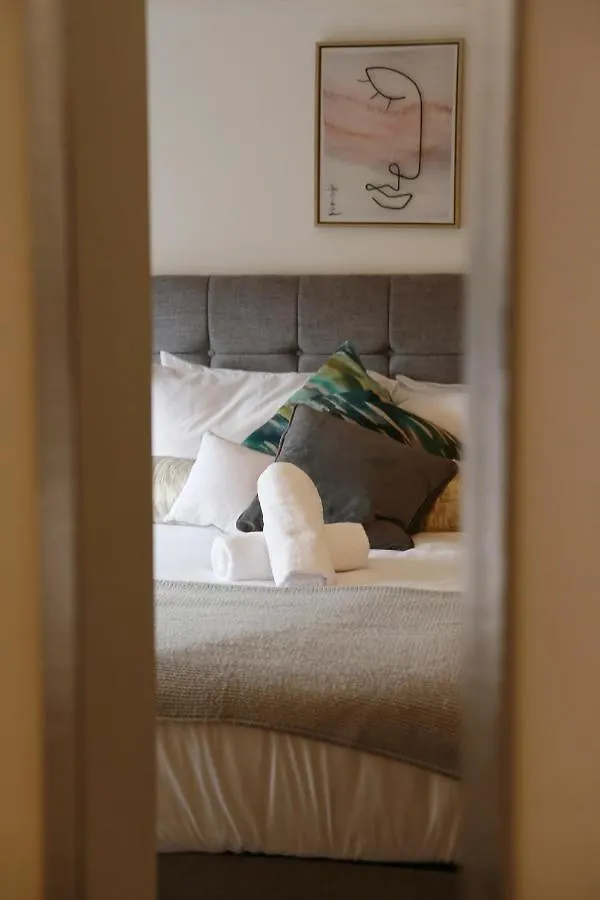 Lions Den - Zoo Accommodation Chester Holiday home
