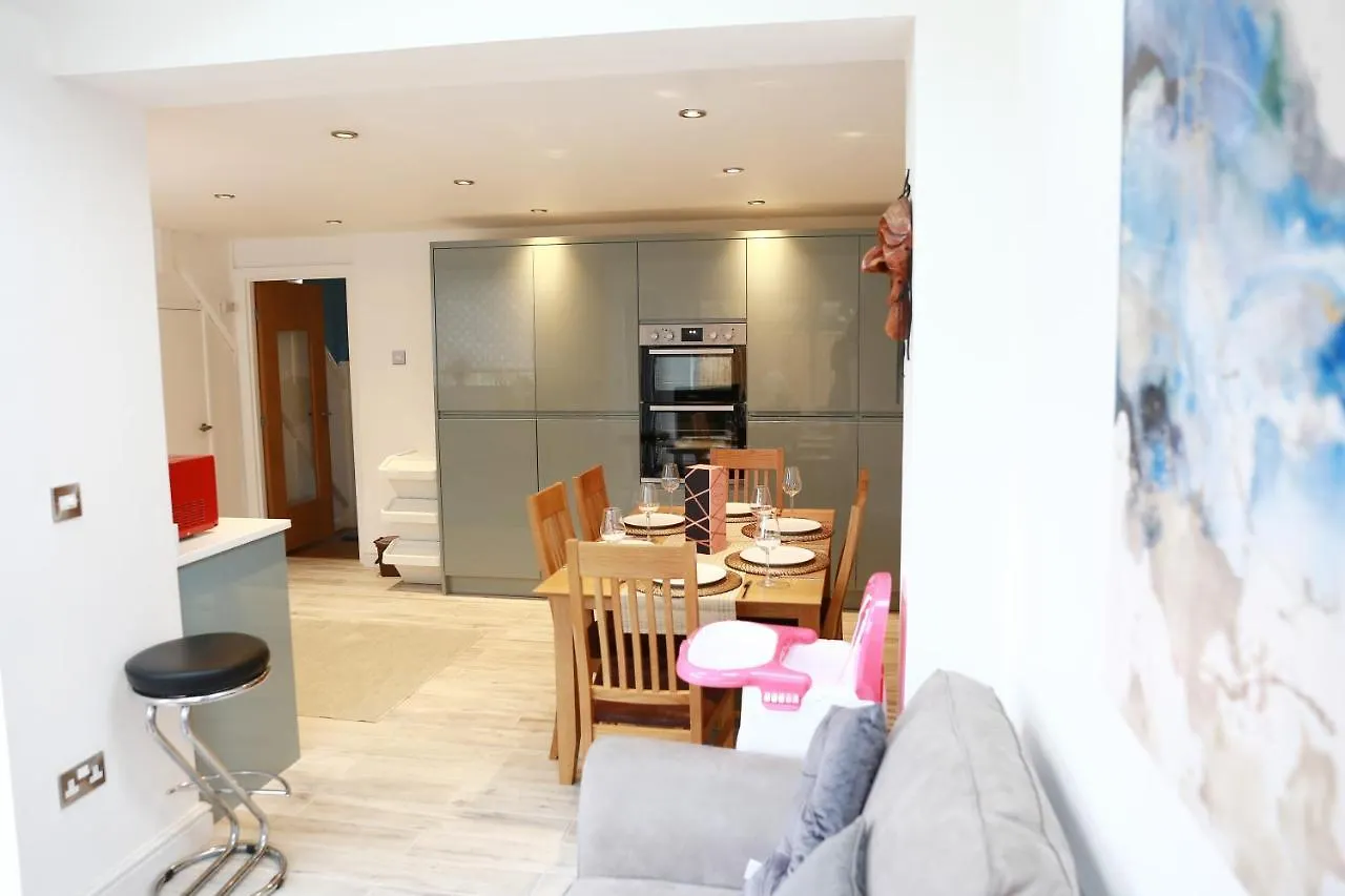 Lions Den - Zoo Accommodation Chester United Kingdom