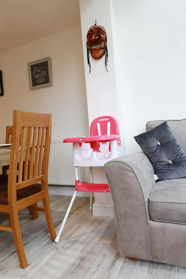 Lions Den - Zoo Accommodation Chester Holiday home