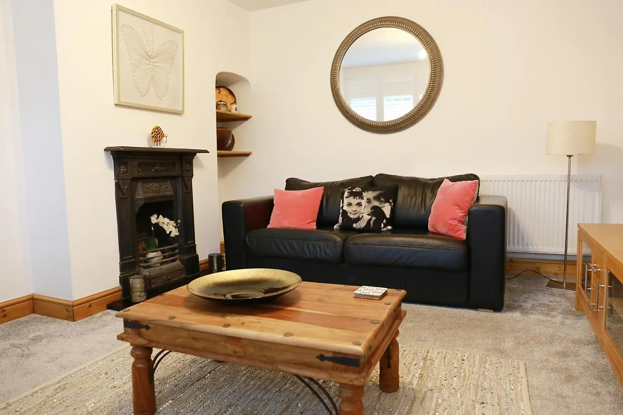 Lions Den - Zoo Accommodation Chester 0*,  United Kingdom