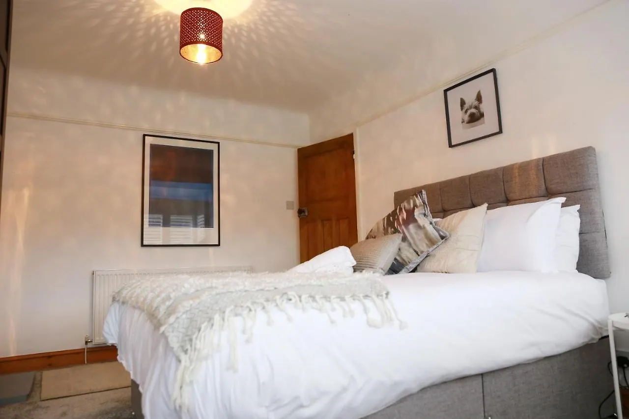 Lions Den - Zoo Accommodation Chester Holiday home