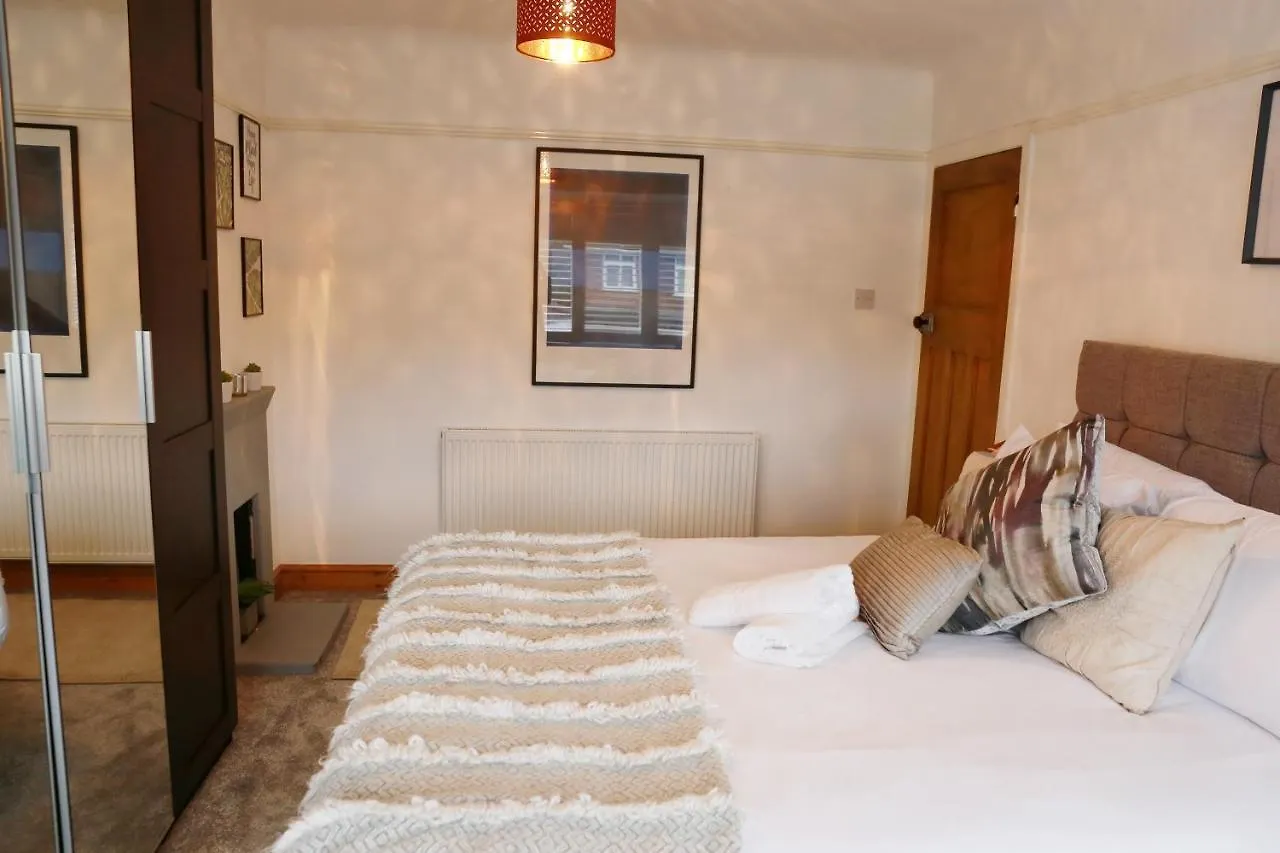 Lions Den - Zoo Accommodation Chester 0*,