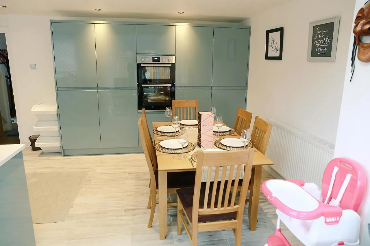 Lions Den - Zoo Accommodation Chester 0*,  United Kingdom
