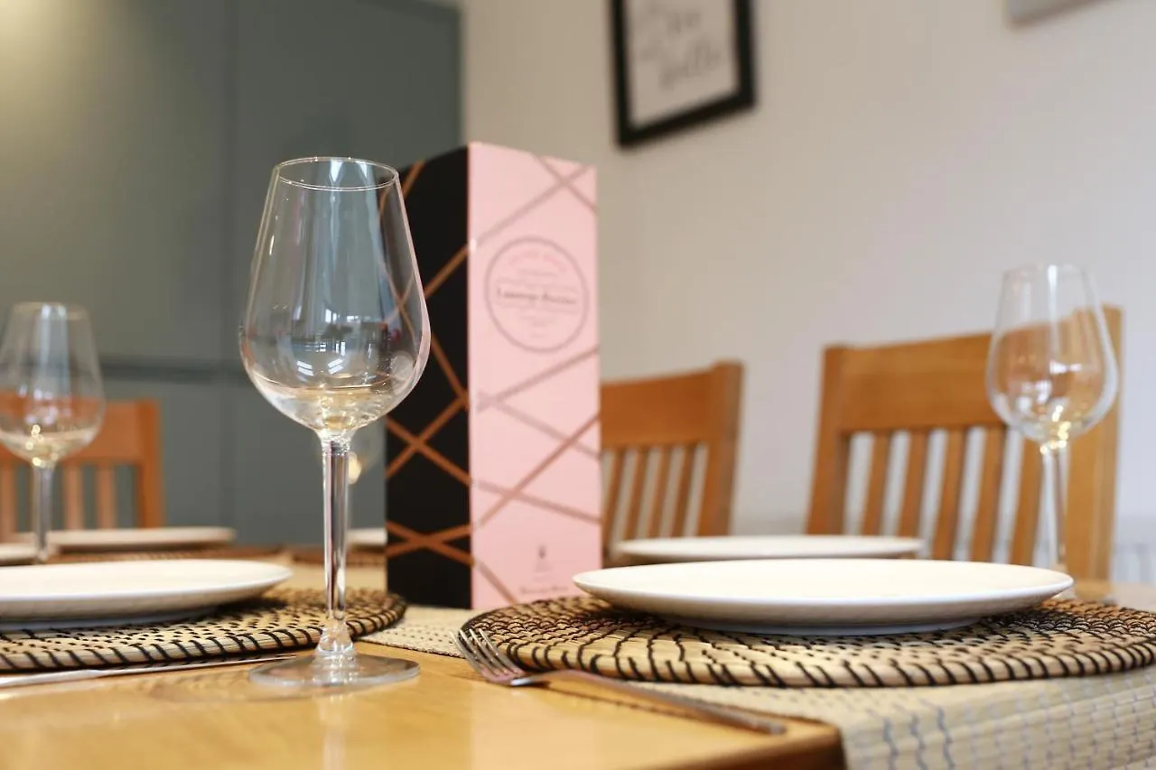 Lions Den - Zoo Accommodation Chester United Kingdom