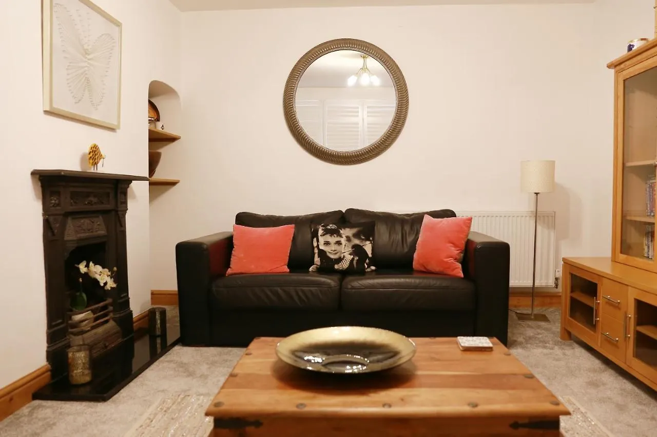 Lions Den - Zoo Accommodation Chester Holiday home