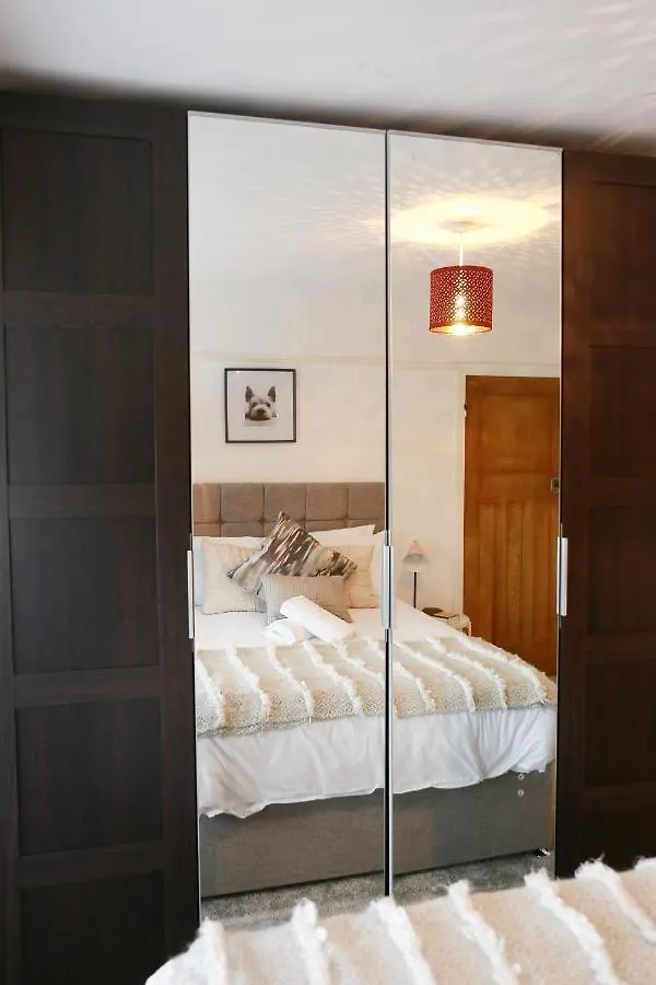 Lions Den - Zoo Accommodation Chester 0*,  United Kingdom