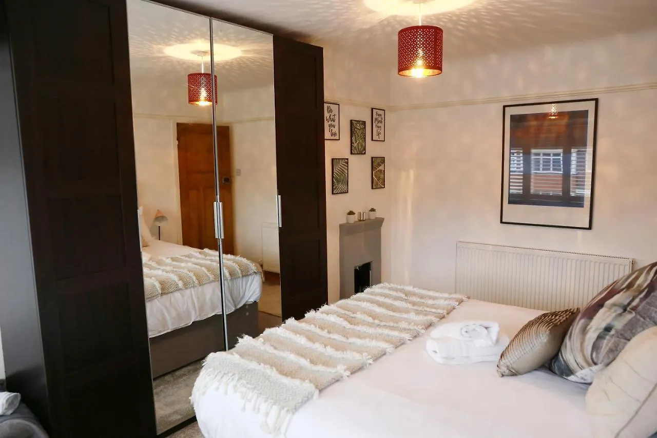 Lions Den - Zoo Accommodation Chester United Kingdom