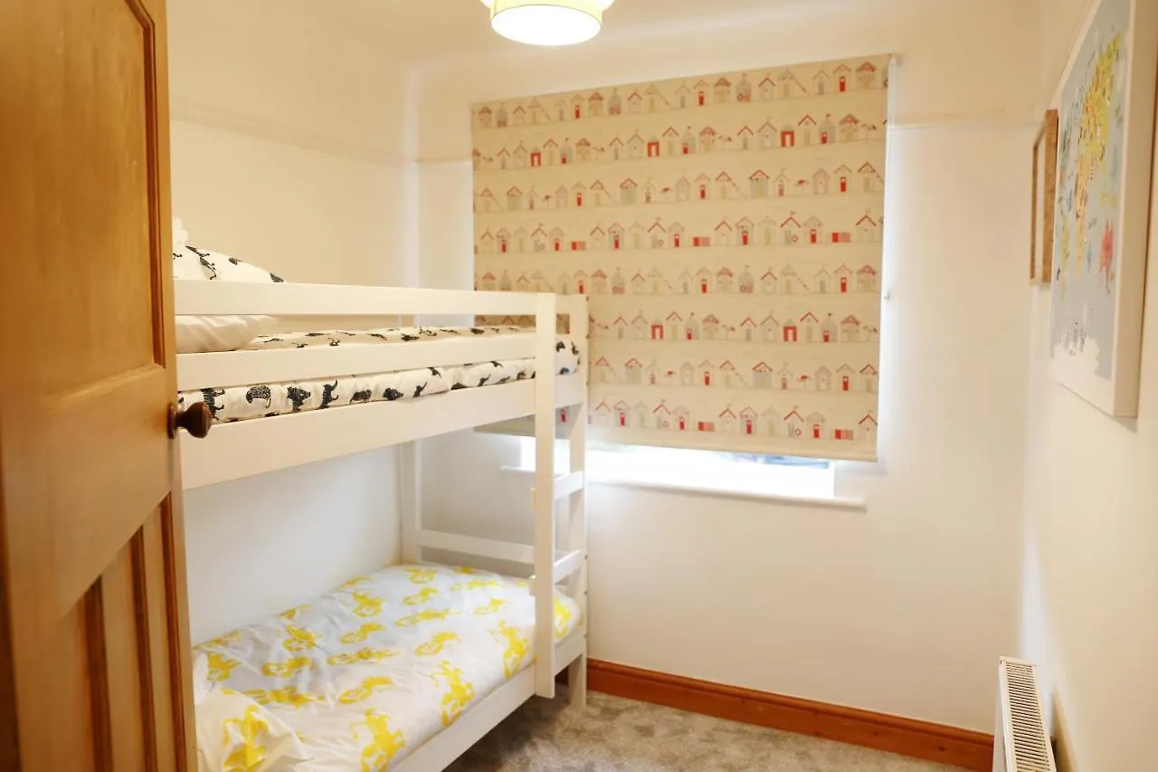 Lions Den - Zoo Accommodation Chester Holiday home